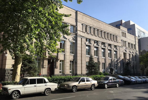 Здание Центробанка Армении, где раньше располагалось отделение Госбанка СССР