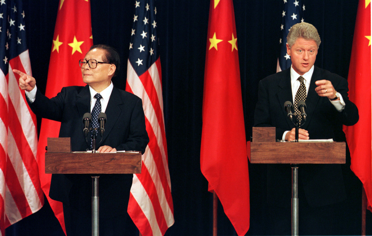 Председатель КНР Цзян Цзэминь и президент США Билл Клинтон на совместной пресс-конференции в Вашингтоне, октябрь 1997 года