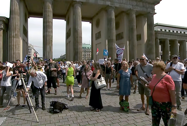 Демонстрация объединения «Инакомыслящих» (Querdenker) и так называемых «понедельничных демонстрантов» (Montagsspaziergänger). Кадр: WELT / YouTube