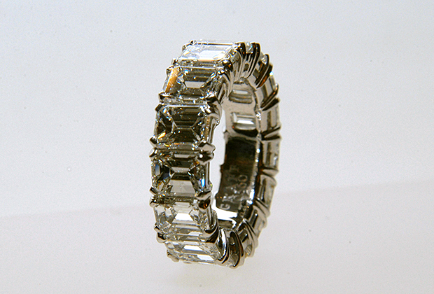Обручальное кольцо Мелании Трамп из платины с бриллиантами общим весом около 13 каратов