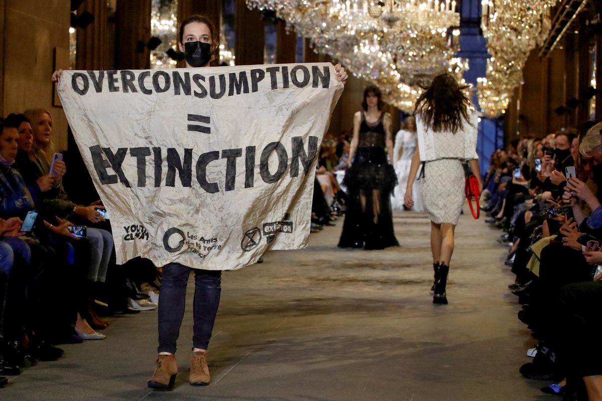 Активистка Extinction Rebellion на подиуме во время показа Louis Vuitton в Париже