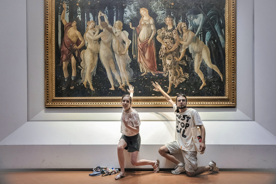 Активисты из Ultima Generazione, приклеенные к картине Боттичелли «Весна» в галерее Уффици