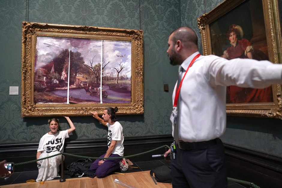 Активисты Just Stop Oil, приклеенные к картине Констебла «Телега для сена» в Лондонской национальной галерее