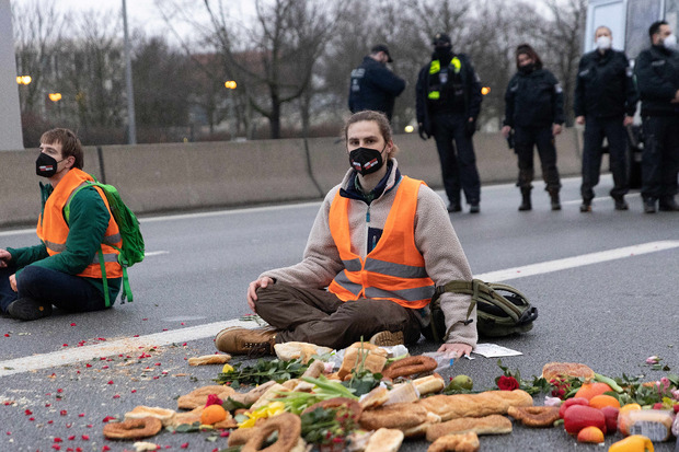 Активисты Uprising of the Last Generation сидят на автостраде A100 в Берлине. Фото: Carsten Koall / picture alliance / Getty Images