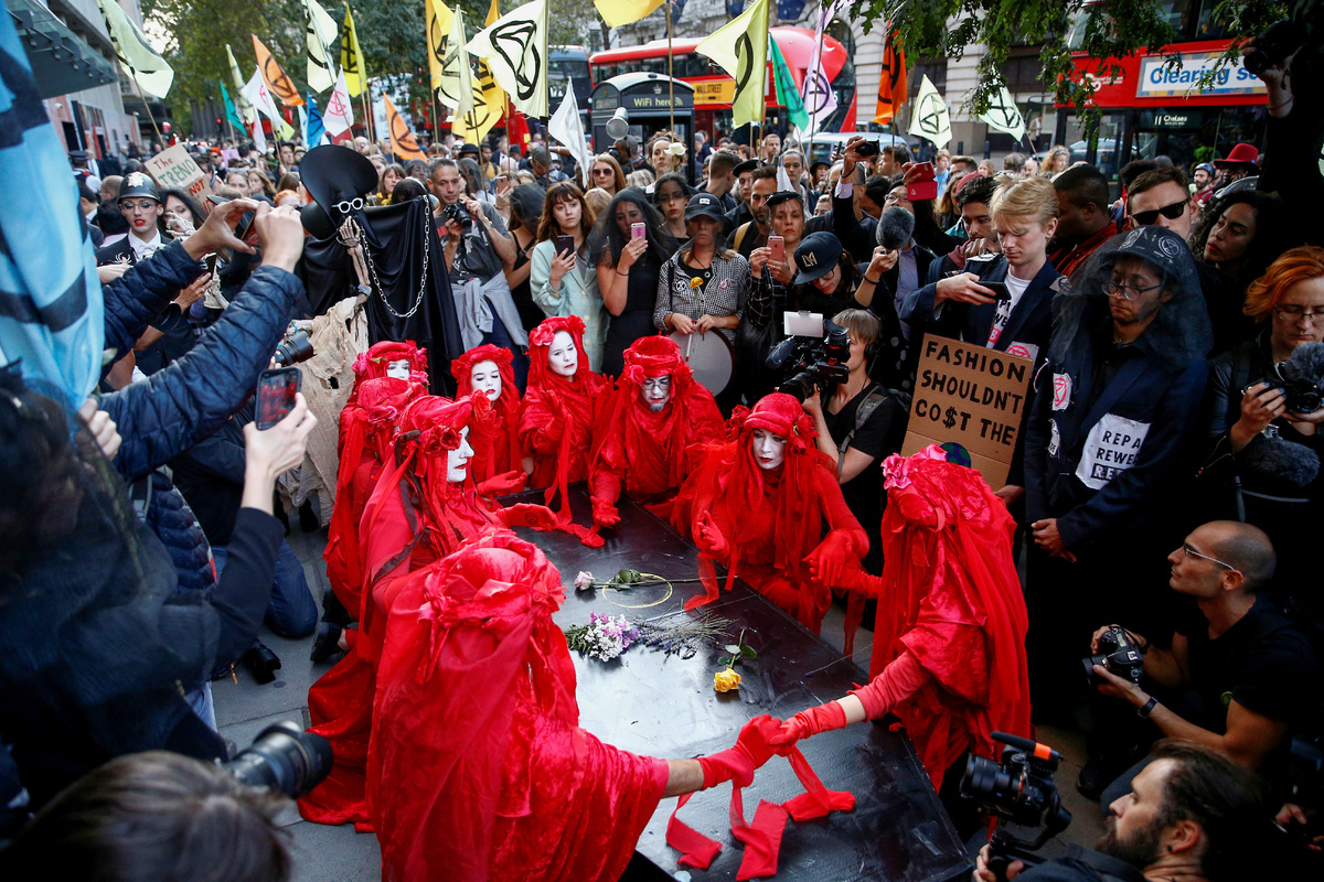Активисты Extinction Rebellion во время Недели моды в Лондоне