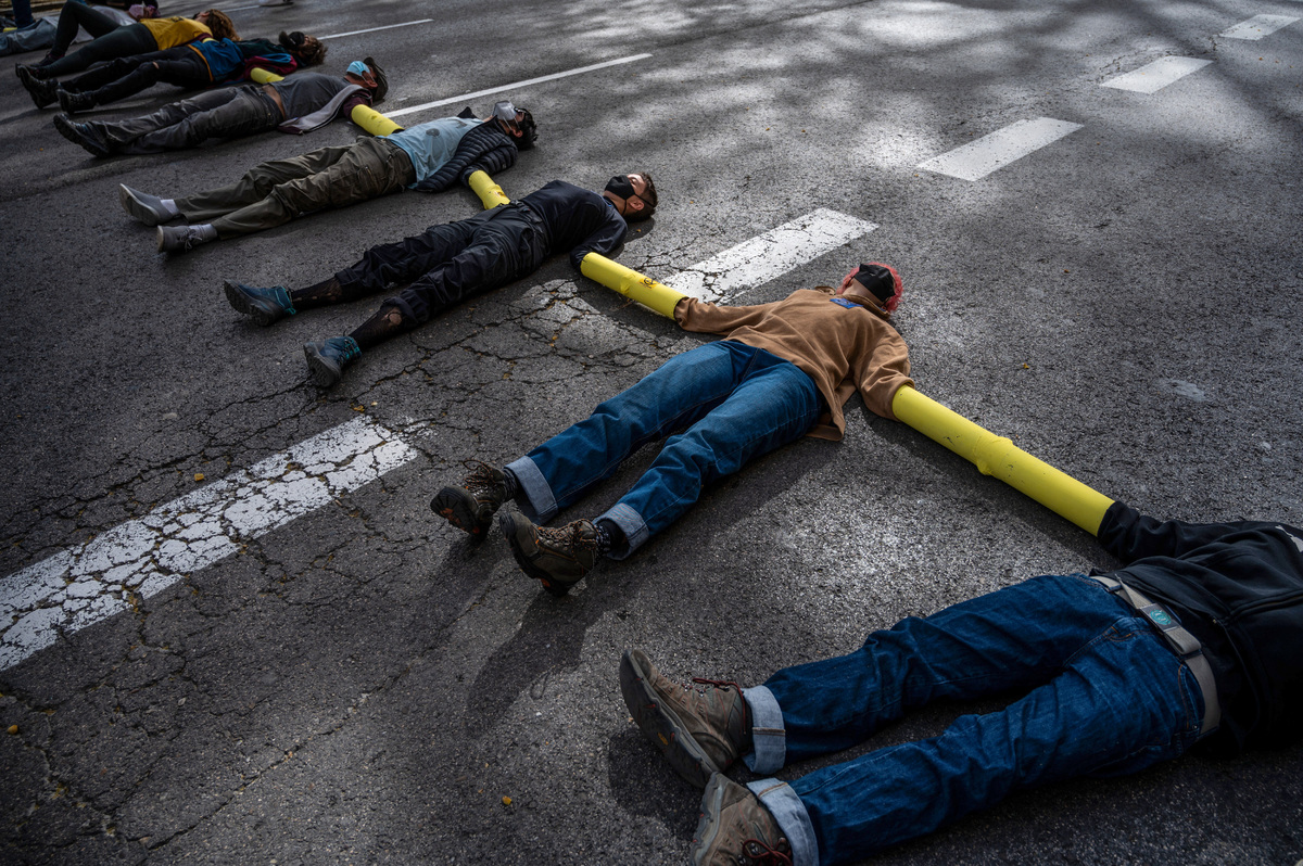 Активисты Extinction Rebellion лежат на асфальте в Мадриде, Испания