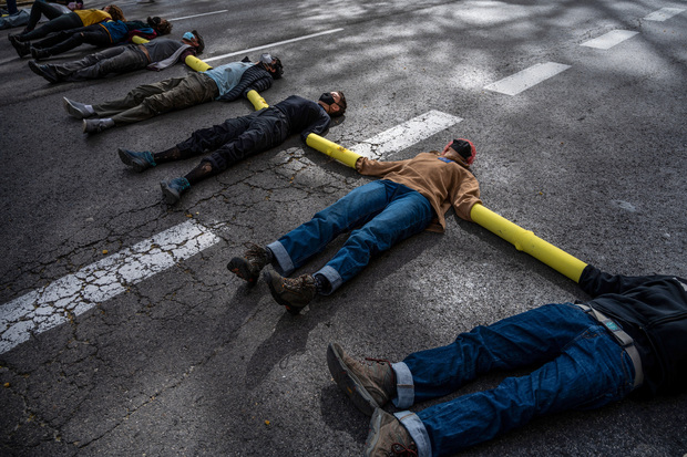 Активисты Extinction Rebellion лежат на асфальте в Мадриде, Испания. Фото: Marcos del Mazo / LightRocket / Getty Images