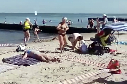 «Наглая» попытка россиянки занять место на пляже возмутила пользователей сети