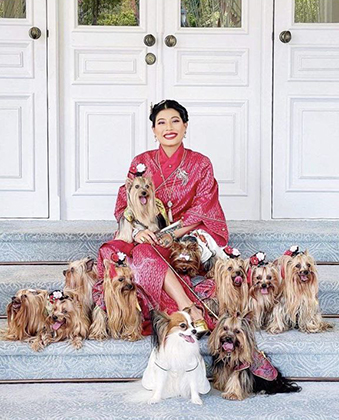 Принцесса Сириваннавари со своими собаками
