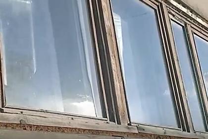 Жители российского поселка возмутились пленкой вместо стекол в детском саду
