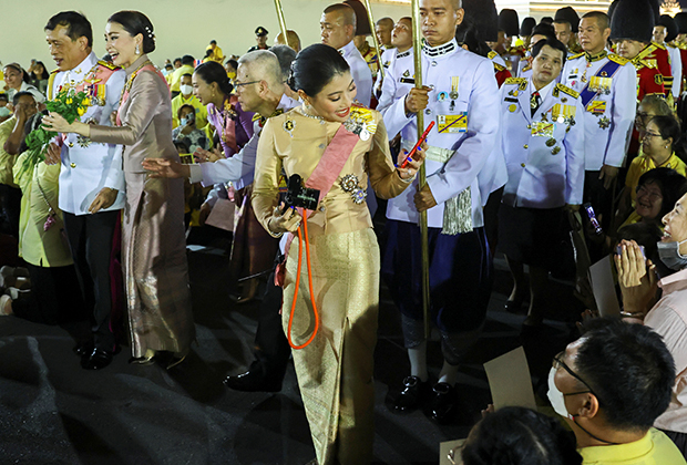 Принцесса Сириваннавари, король Рама X и королева Сутхида в Большом дворце в Бангкоке, 2020 год