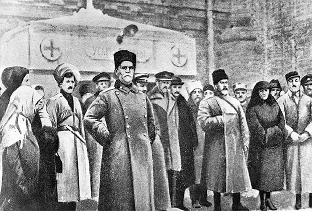 Генерал Деникин (на переднем плане) у могилы генерала Алексеева в Екатеринодаре. Фото: РИА Новости