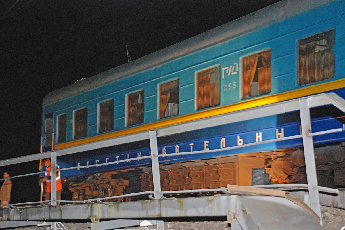Восстановительный поезд на месте крушения «Невского экспресса»