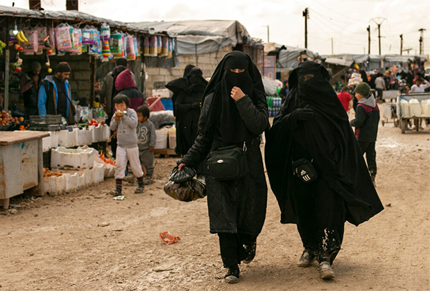 Женщины делают покупки на рынке в лагере «Аль-Холь»