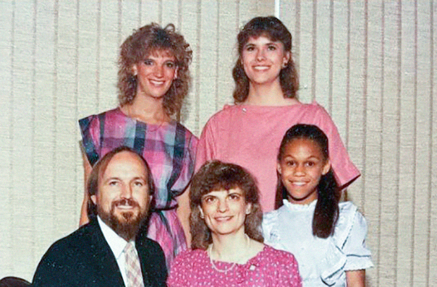 Сара Калберсон (справа в нижнем ряду) в приемной семье