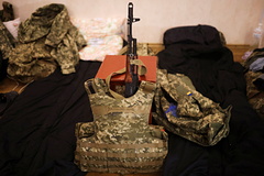 CBS News a publié le film " Armang Ukraine — sur la façon dont seulement 30% des armes livrées atteignent l'objectif final
