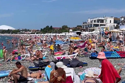 Переполненный отдыхающими пляж в Сочи попал на видео и удивил россиян