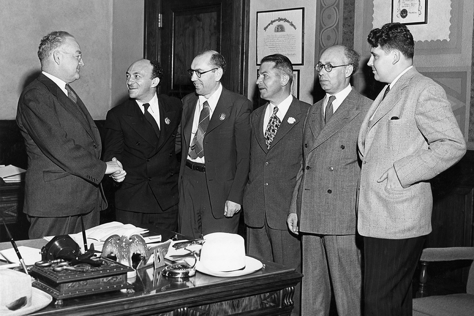 Михоэлс и Фефер с американскими представителями в США, 1943 год 