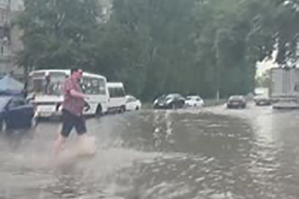 Погрузившийся под воду из-за ливня российский город сняли на видео