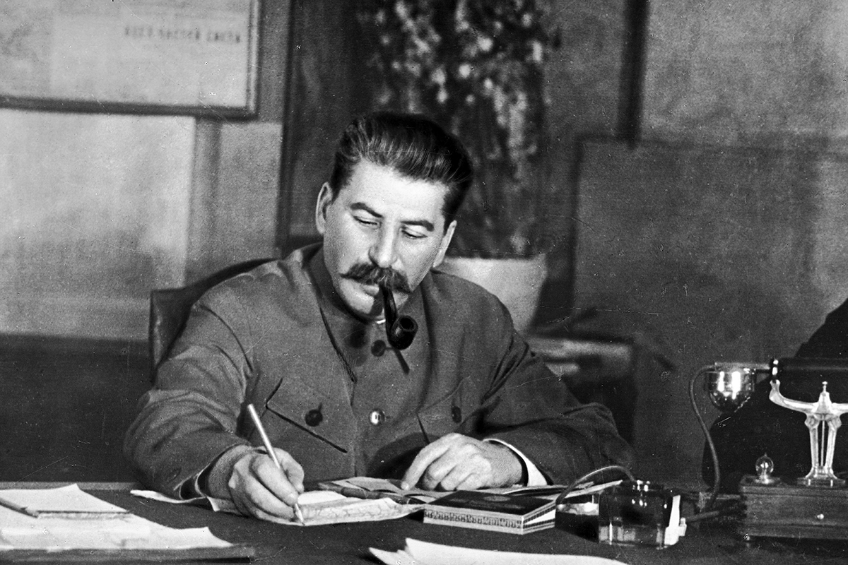 Иосиф Сталин в рабочем кабинете 