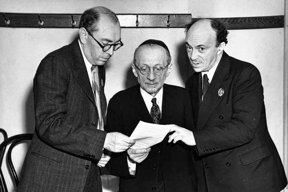 Поэт Ицик Фефер, раввин Аарон Ашинский и актер Соломон Михоэлс в Питсбурге, 1943 год 