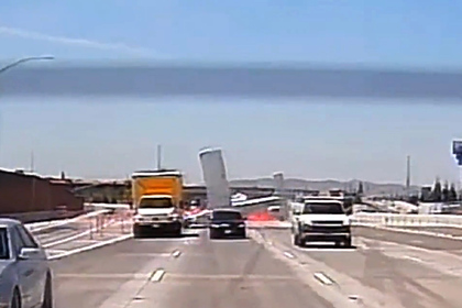 Крушение самолета посреди переполненной машинами трассы попало на видео