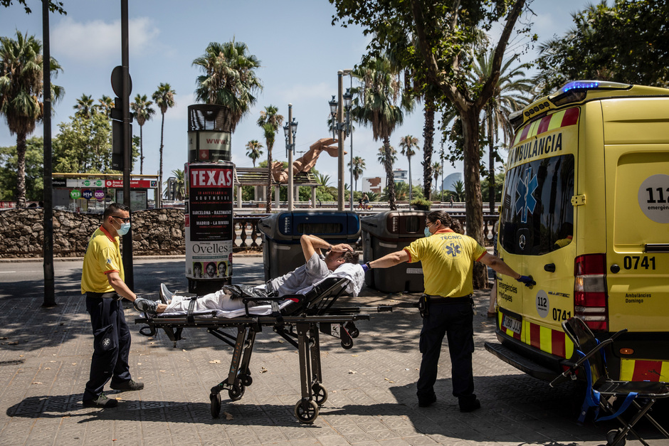 Машина скорой помощи и пострадавший от жары в Барселоне, Испания