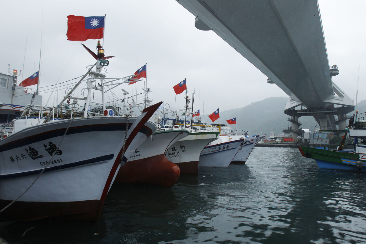 Корабли с флагом Тайваня на островах, являющихся спорной территорией для Японии и Китая