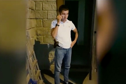 В российском городе мужчина с оружием захватил подвал и отключил жильцам воду