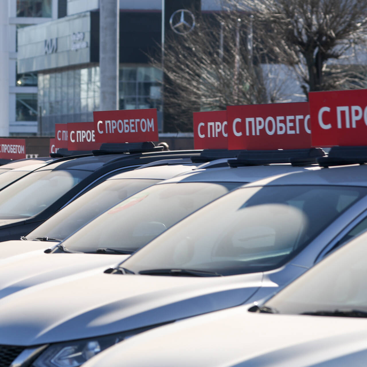 Россияне стали скупать трехлетние подержанные автомобили: Рынки: Экономика:  Lenta.ru