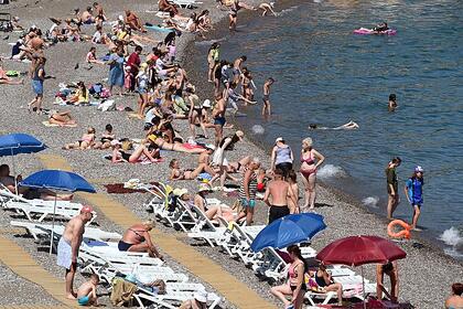 Толпы россиян пришли к морю в Крыму вопреки запрету на купание и попали на видео