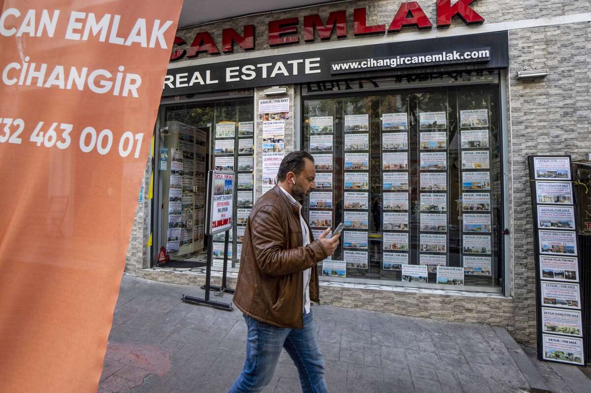 Агент по продаже недвижимости за работой в Стамбуле