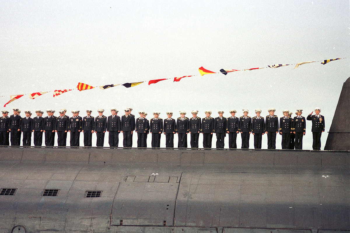 Последний снимок экипажа АПРК «Курск» на параде в День ВМФ. 30 июля 2000 года