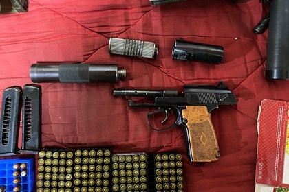 Сотрудники ФСБ и МВД изъяли емкости с порохом и пистолет из гаража москвича