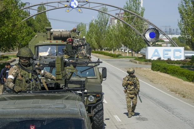 Российские военные на территории Запорожской АЭС. Фото: AP