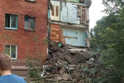 Стало известно о поиске ребенка под завалами частично рухнувшего в Омске дома