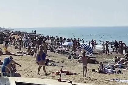Переполненный пляж Крыма рядом с пострадавшим от взрывов районом попал на видео
