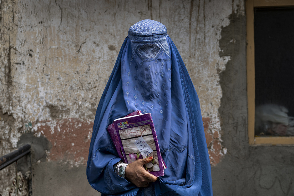 Афганка выходит из подпольной школы в Кабуле, 30 июля 2022 года