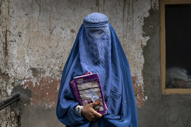 Афганка выходит из подпольной школы в Кабуле, 30 июля 2022 года. Фото: Ebrahim Noroozi / AP