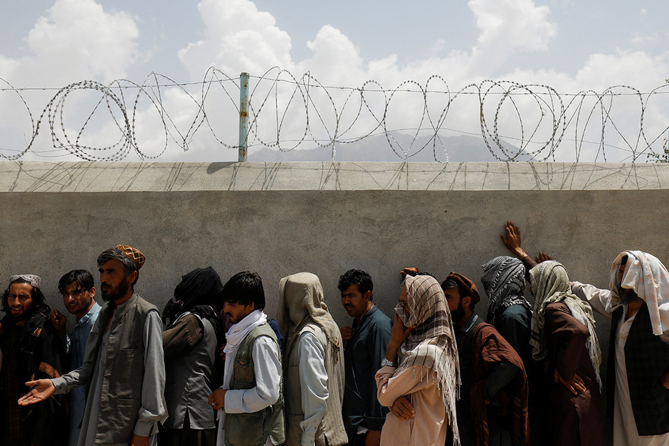 Афганские мужчины в ожидании денежной помощи для перемещенных лиц в Кабуле, 28 июля 2022 года