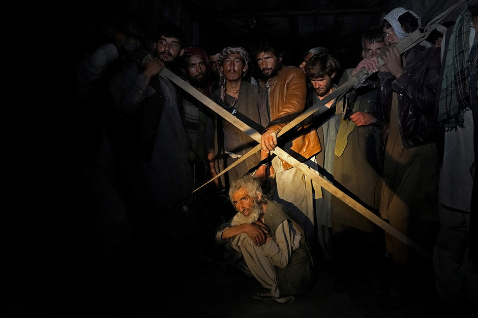 Задержанные во время рейда талибов 