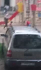 Дети играли с мертвым голубем на площадке в российском городе и попали на видео
