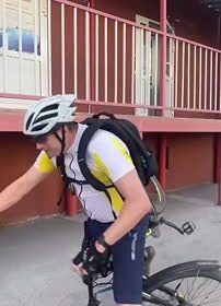 Депутат упал с велосипеда во время записи поздравления для россиян на видео