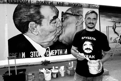 Умер автор граффити с целующимся Брежневым в Берлине