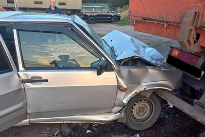 Легковой автомобиль попал под самосвал в российском регионе