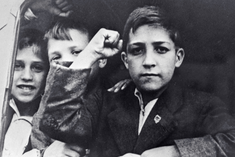 Первая группа испанских детей в количестве 1498 человек, прибывшая в Ленинград 23 июня 1937 года на пароходе «Сантай» из городов Бильбао и Сан-Себастьян