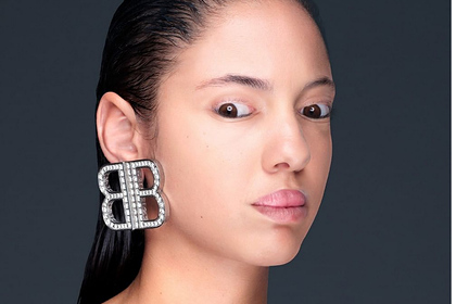 Модель с перевернутыми глазами в рекламе Balenciaga напугала пользователей сети