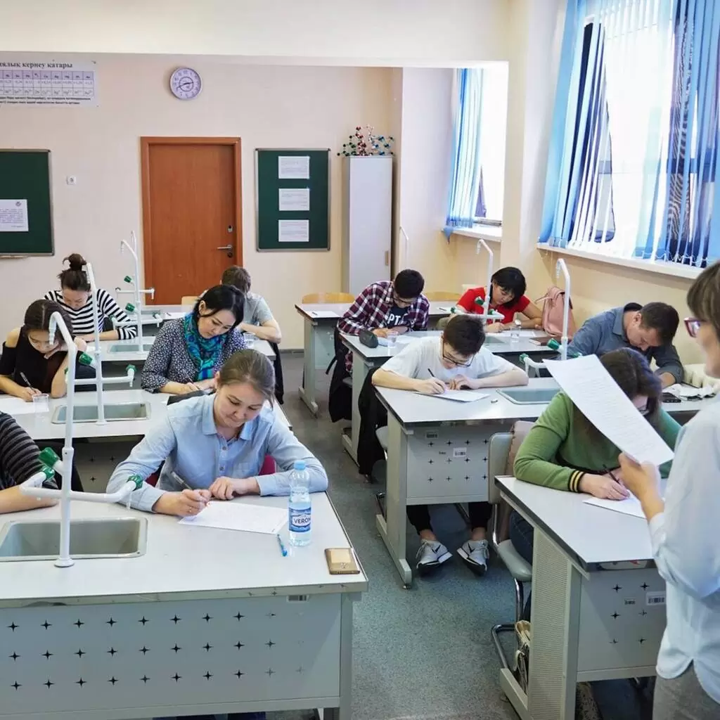 Qazaxıstan rus dilində təhsildən imtina etdi