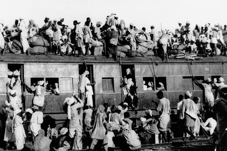 Беженцы-мусульмане на крыше поезда, отправляющегося из Нью-Дели в Пакистан, 1947 год