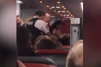 Пассажирка сняла с себя одежду и пробежала по самолету с криками «Аллаху акбар»
